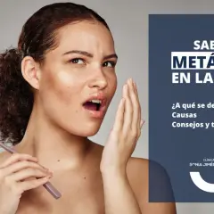 Mujer con cepillo de dientes, preocupada por un sabor metálico en la boca. El texto indica "Sabor metálico en la boca", sus causas y tratamiento.