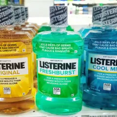 Varias botellas de enjuague bucal Listerine, incluyendo Original, Freshburst y Cool Mint. El Listerine tiene clorhexidina para combatir gérmenes.