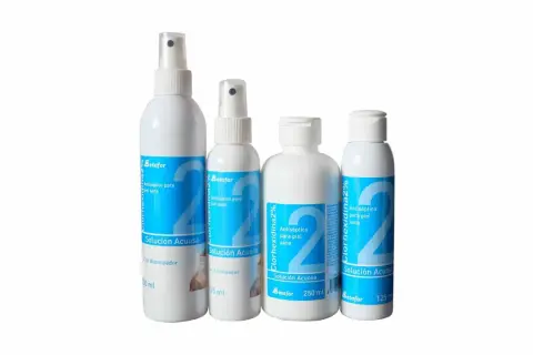 Cuatro envases de solución acuosa de clorhexidina al 2% para piel sana, ideal para mucosas.