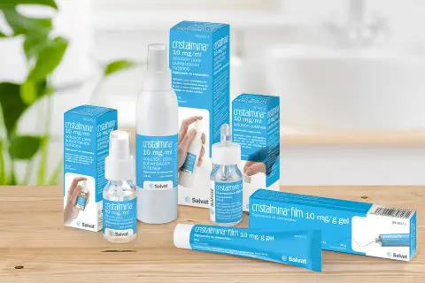 Varias presentaciones de Cristalmina, solución y gel, para el cuidado de la piel.