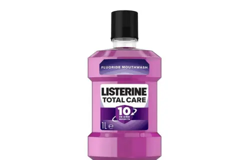 Botella de Listerine Total Care, el mejor antiséptico bucal con 10 beneficios en uno.