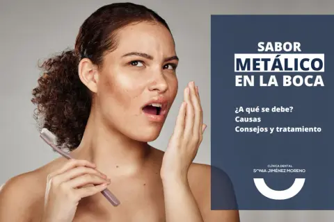 Mujer con cepillo de dientes, preocupada por un sabor metálico en la boca. El texto indica "Sabor metálico en la boca", sus causas y tratamiento.