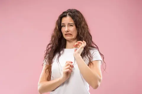 Mujer con expresión de desagrado, como si tuviera la boca salada. Podría ser por algo que comió o por deshidratación.