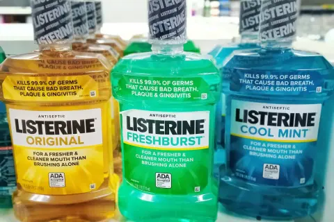 Varias botellas de enjuague bucal Listerine, incluyendo Original, Freshburst y Cool Mint. El Listerine tiene clorhexidina para combatir gérmenes.