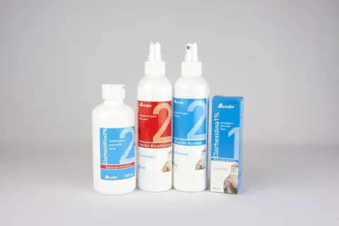 Variedad de productos de clorhexidina, un antiséptico eficaz. Incluye soluciones alcohólicas y acuosas en diferentes concentraciones y tamaños, ideales para el cuidado de la piel.