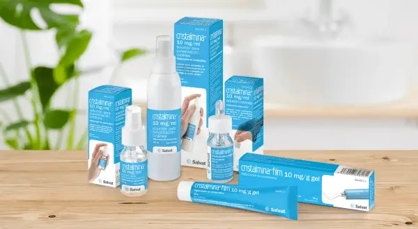 Varias presentaciones de Cristalmina, solución y gel, para el cuidado de la piel.