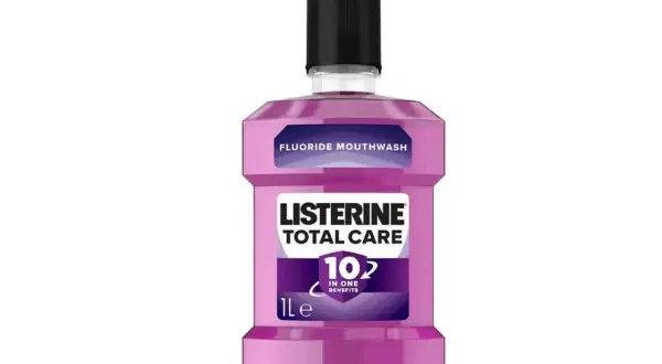 Botella de Listerine Total Care, el mejor antiséptico bucal con 10 beneficios en uno.