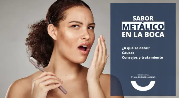 Mujer con cepillo de dientes, preocupada por un sabor metálico en la boca. El texto indica "Sabor metálico en la boca", sus causas y tratamiento.