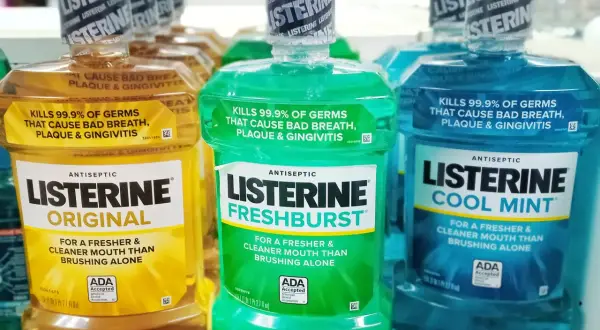 Varias botellas de enjuague bucal Listerine, incluyendo Original, Freshburst y Cool Mint. El Listerine tiene clorhexidina para combatir gérmenes.
