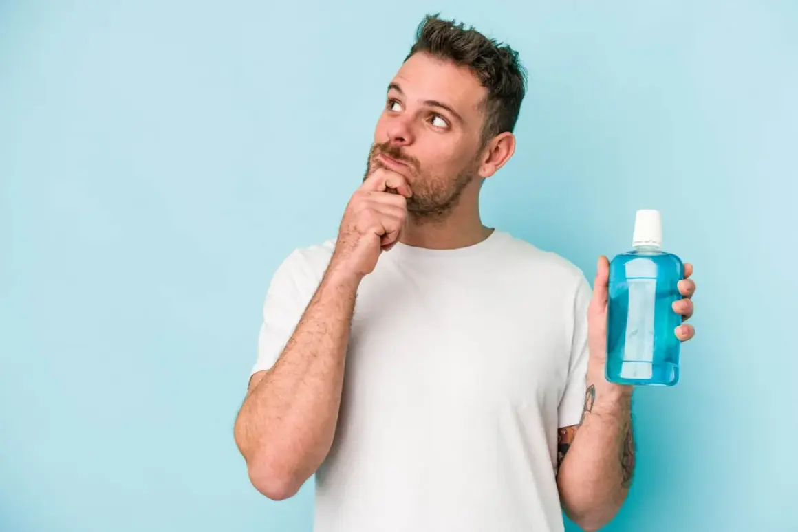 Hombre pensativo con enjuague bucal, ¿será la solución para una infección?