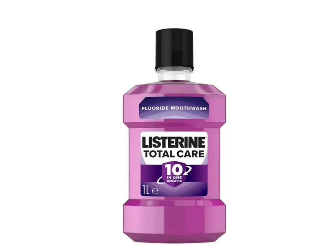 Botella de Listerine Total Care, el mejor antiséptico bucal con 10 beneficios en uno.