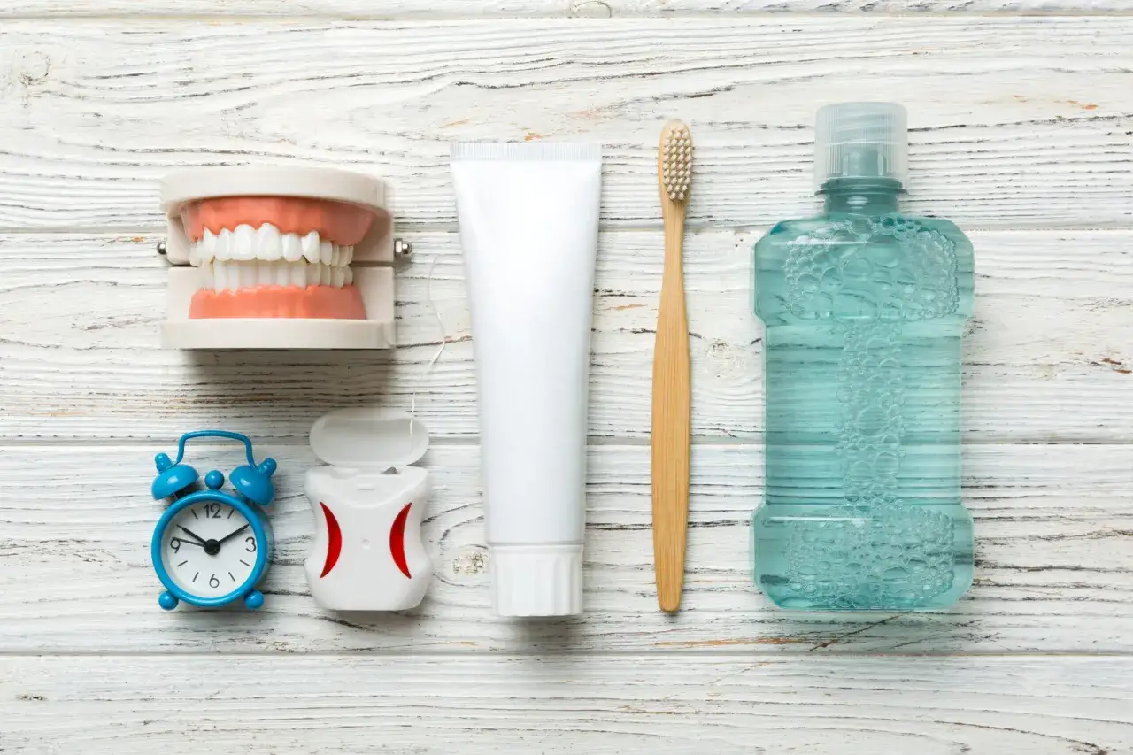 Modelo dental, hilo, pasta, cepillo de bambú y enjuague bucal. Aprende como lavarse los dientes sin cepillo con estos elementos.