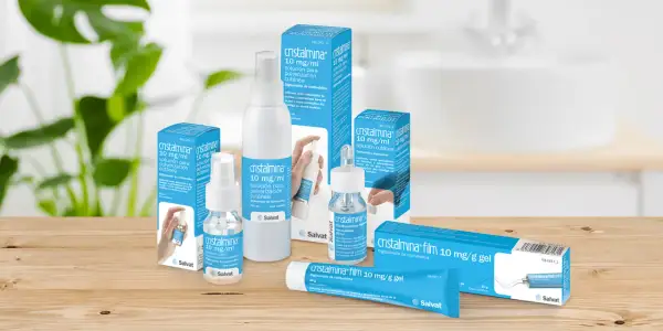 Varias presentaciones de Cristalmina, solución y gel, para el cuidado de la piel.