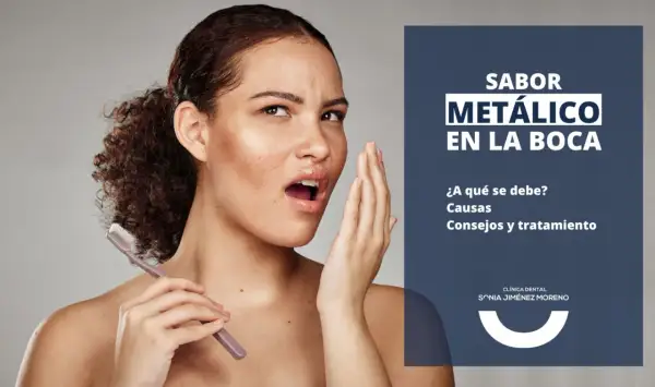 Mujer con cepillo de dientes, preocupada por un sabor metálico en la boca. El texto indica "Sabor metálico en la boca", sus causas y tratamiento.