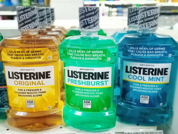Varias botellas de enjuague bucal Listerine, incluyendo Original, Freshburst y Cool Mint. El Listerine tiene clorhexidina para combatir gérmenes.